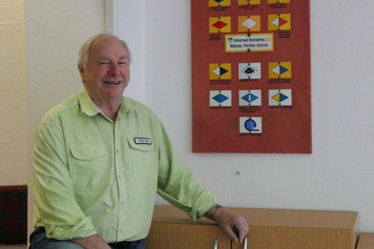 Manfred Wisgott im Vereinsraum des Schwarzwaldvereins.