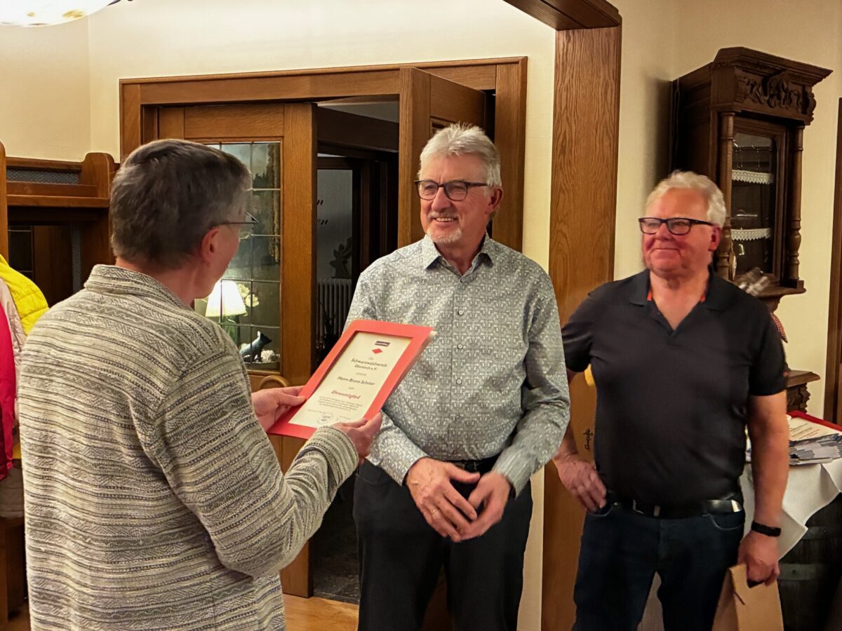 Bruno Schröer wird zum Ehrenmitglied ernannt. Er erhält die Urkunde aus den Händen von Harald Rank.