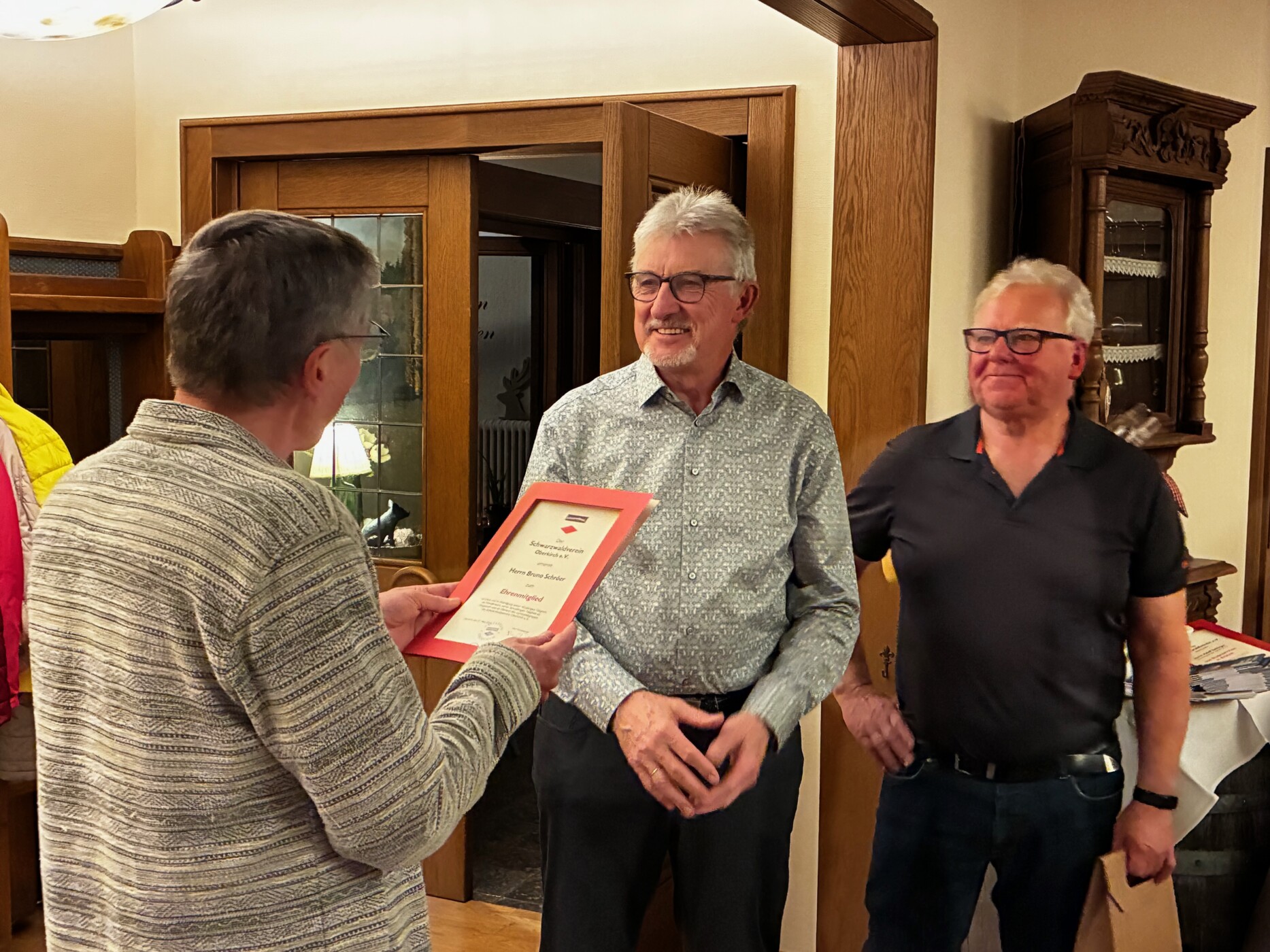 Bruno Schröer wird zum Ehrenmitglied ernannt. Er erhält die Urkunde aus den Händen von Harald Rank.