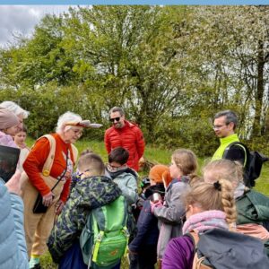 Der Osterhase Christa umringt von Kindern