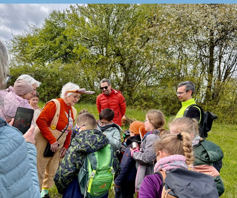 Der Osterhase Christa umringt von Kindern